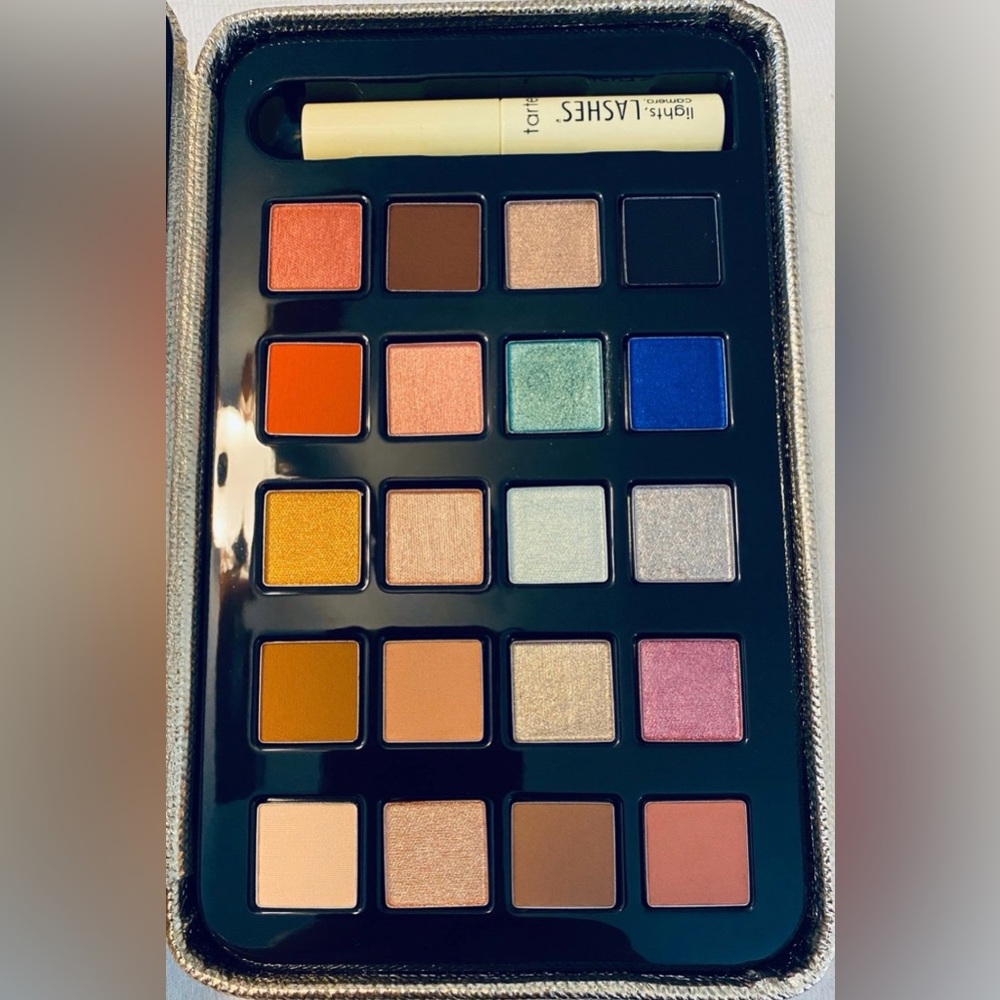 Luxurious Eyeshadow Palette with Glittering Gold Case - Picture 3 of 6